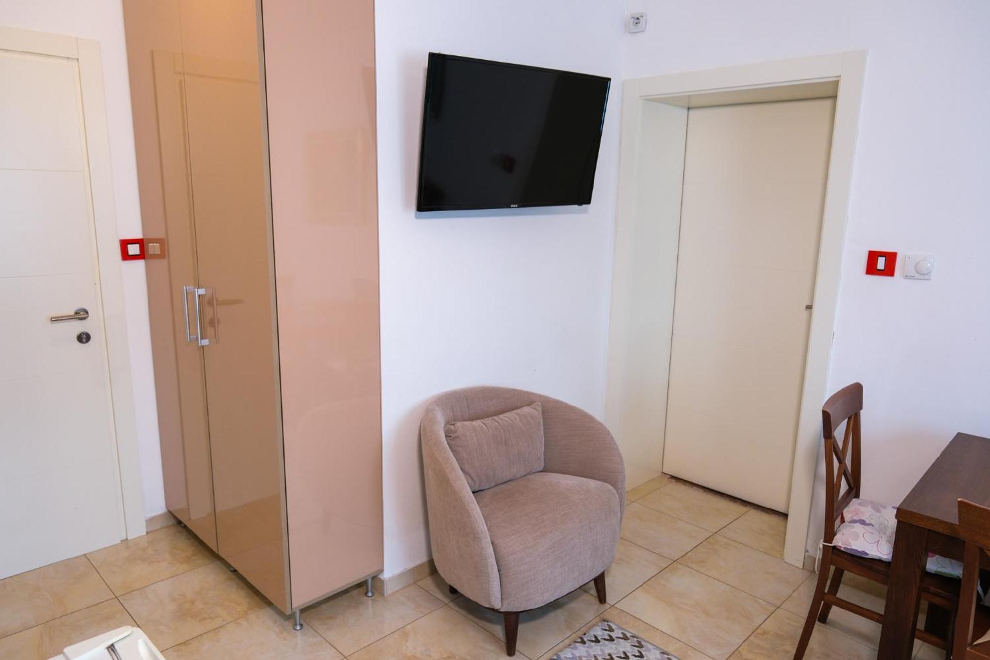 Qumi Apartments Τίβατ Εξωτερικό φωτογραφία