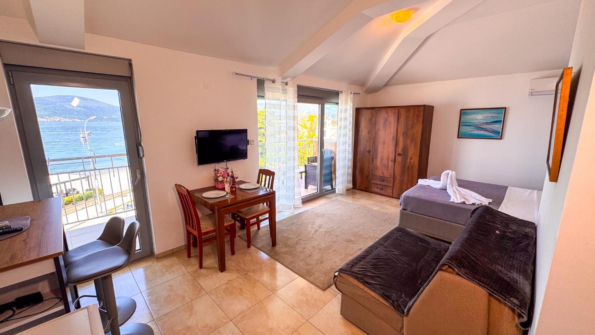 Qumi Apartments Τίβατ Εξωτερικό φωτογραφία