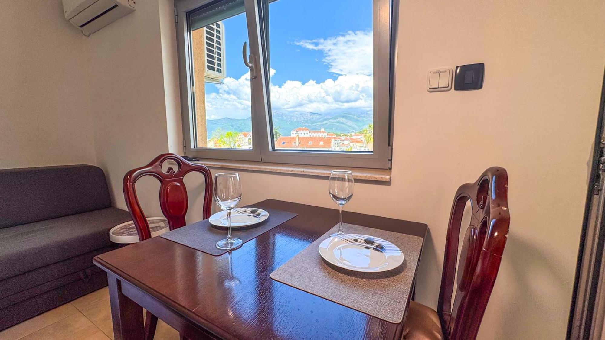 Qumi Apartments Τίβατ Εξωτερικό φωτογραφία